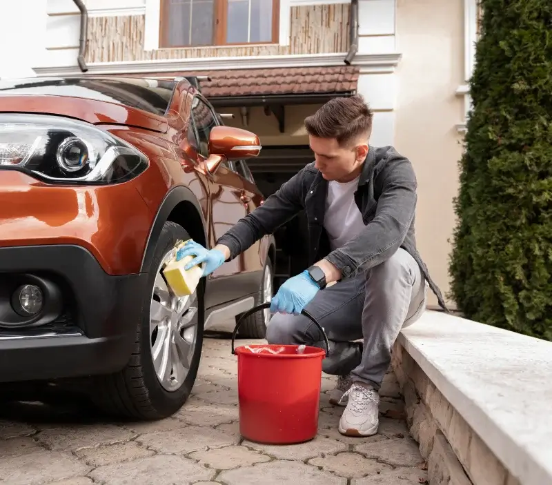Lavage auto à domicile Carla-de-Roquefort : professionnel intervenant sur un véhicule